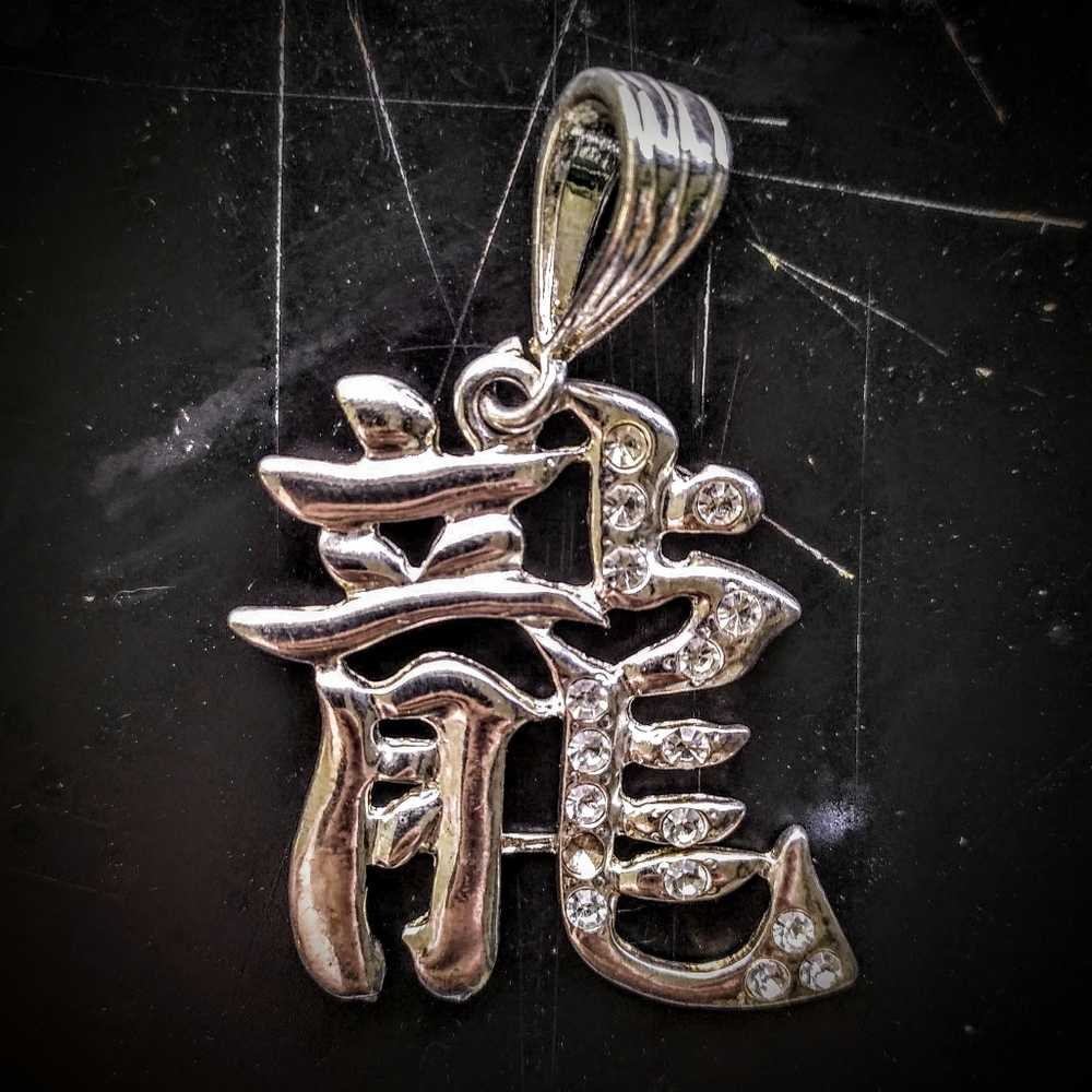 LARGE💢VINTAGE💢MEDALLION💢SILVER TONE